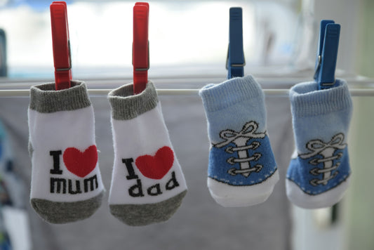 Babysokjes aan een waslijn