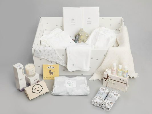 Kraamcadeau met babykleertjes en verzorgingsproducten