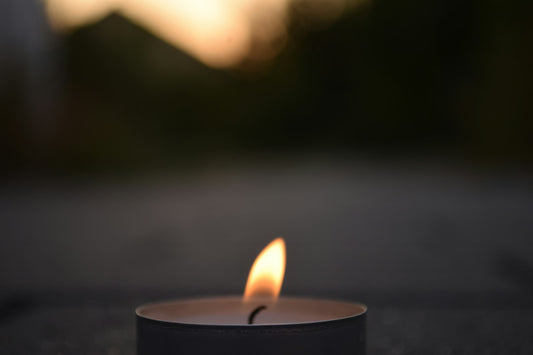 Brandend waxinelichtje als herinnering